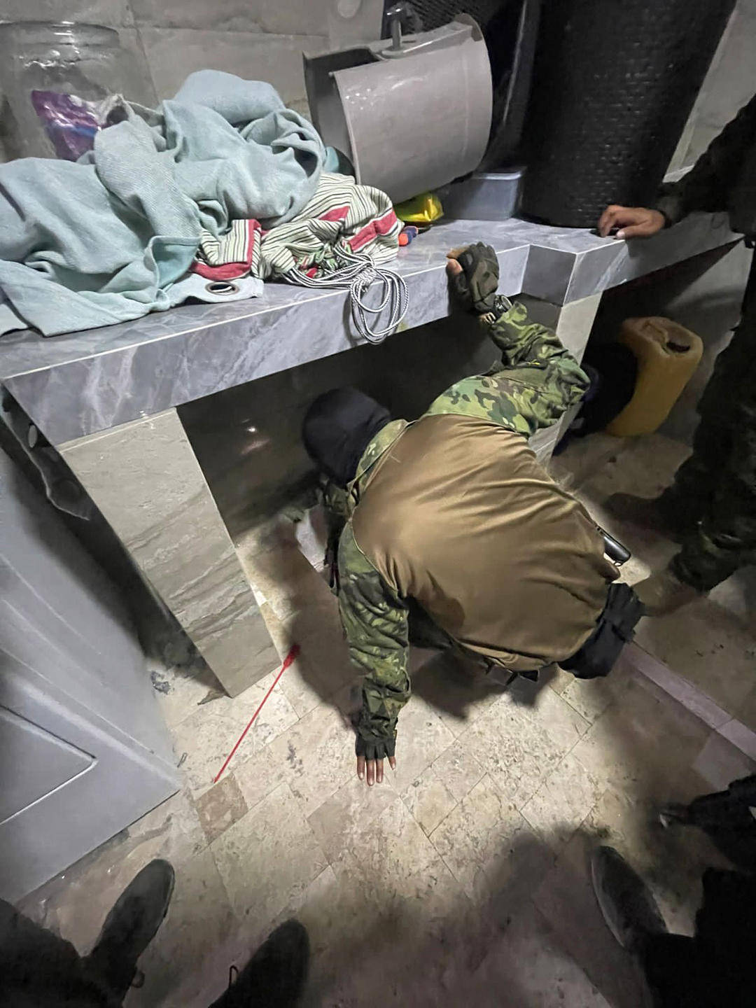 越獄毒梟逃亡近18個(gè)月后被抓：警方重型機(jī)械挖開豪宅地面逮捕:重型機(jī)械
